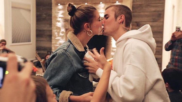 Бібер запустив торт в обличчя своєї нареченої: відеофакт