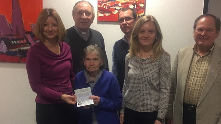 Українка вперше в житті отримала паспорт у 93 роки