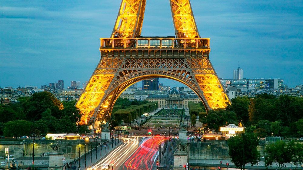У Парижі закрили для відвідувачів Ейфелеву вежу