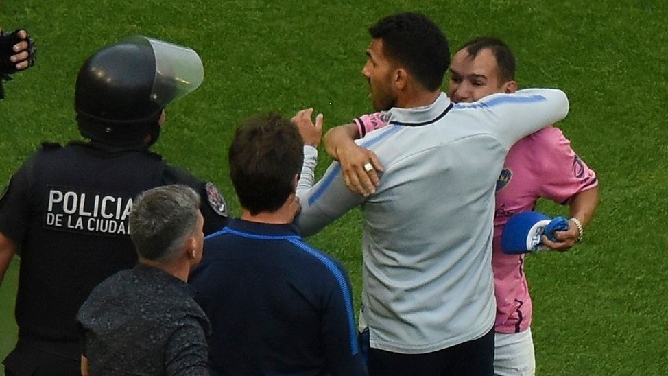 Карлос Тевес "відбив" фаната у копів - фото 1