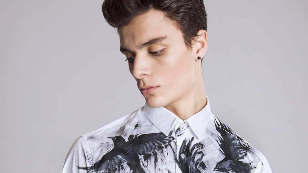 Художниця перетворює звичайний одяг на шедеври