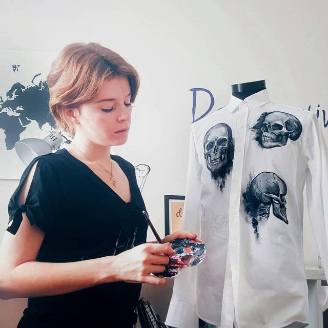 Художниця перетворює звичайний одяг на шедеври - фото 291137