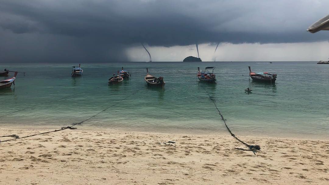 У Таїланді помітили відразу 4 смерчі: відеофакт