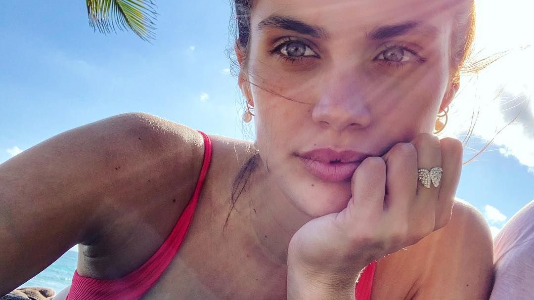 Ангел Victoria's Secret похизувалася оголеною фігурою у купальнику