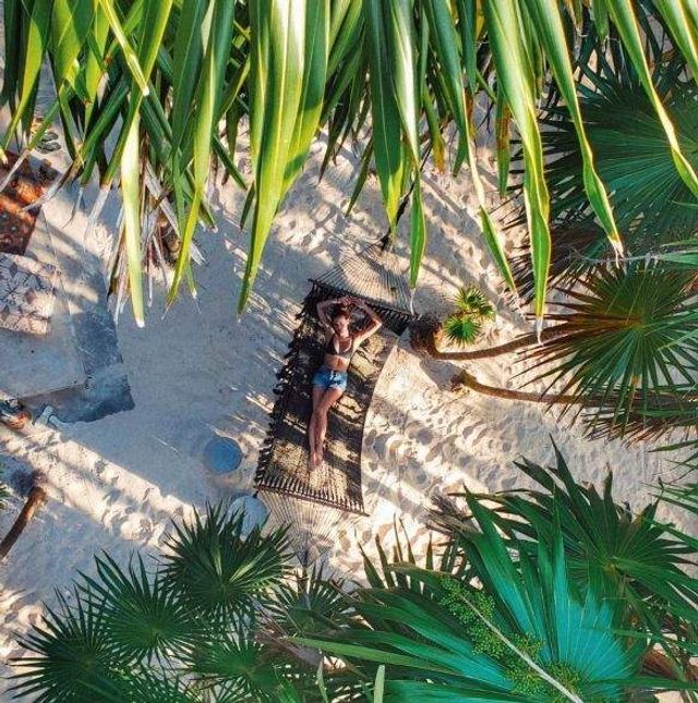 Ангел Victoria's Secret похизувалася оголеною фігурою у купальнику - фото 291455