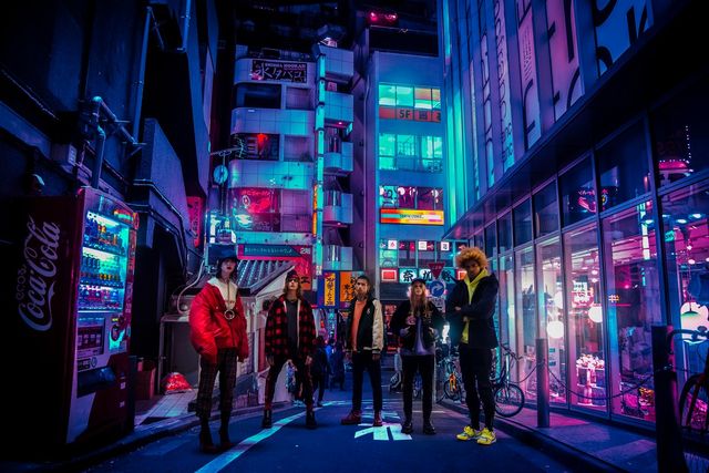 Нічні вогні Токіо, які заворожують: атмосферні фото - фото 291511