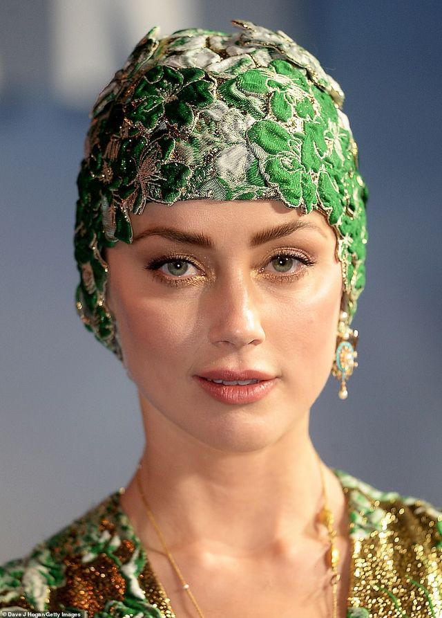 Ембер Херд покрасувалась у екстравагантному платті - фото 291576