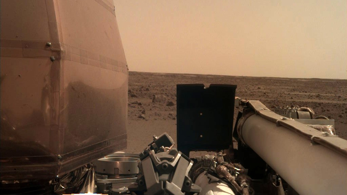 Зонд InSight показав перше селфі з Марса - фото 1