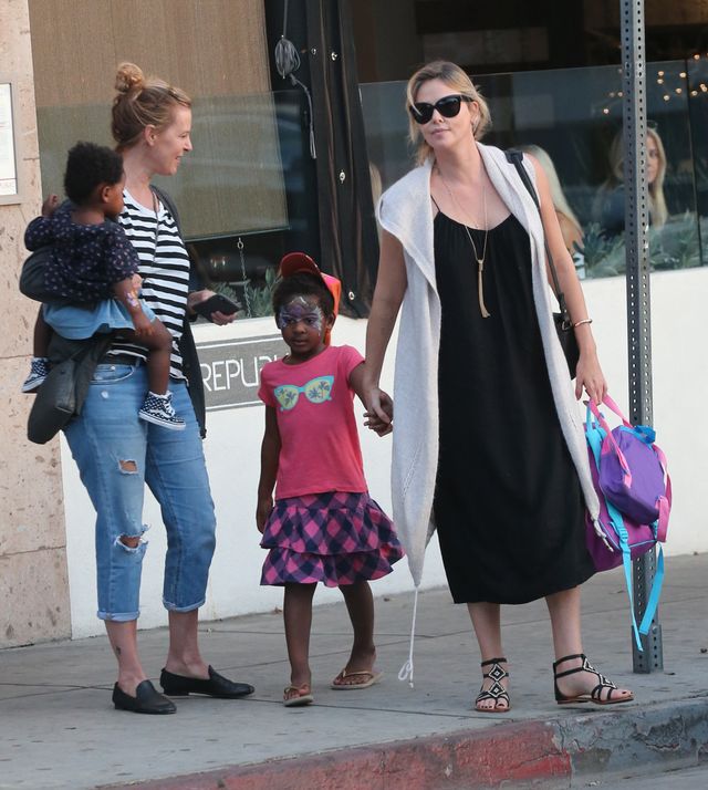 Шарліз Терон виховує свого сина як дівчинку- фото 291689