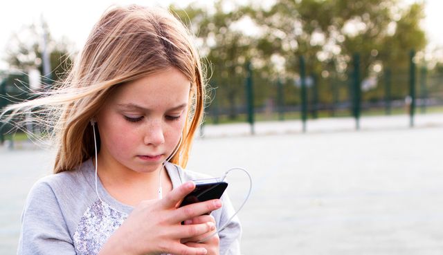 Зараз дуже важко уявити собі дитину без смартфона - фото 291754