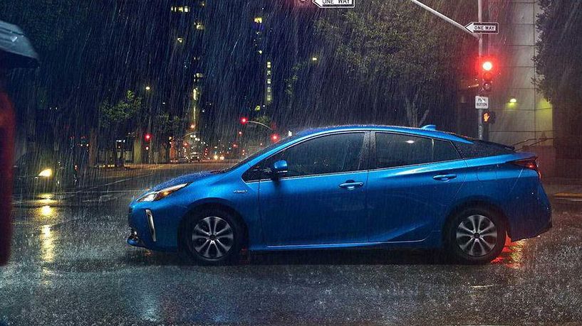 Косметичні зміни: популярний гібрид Toyota Prius показали офіційно