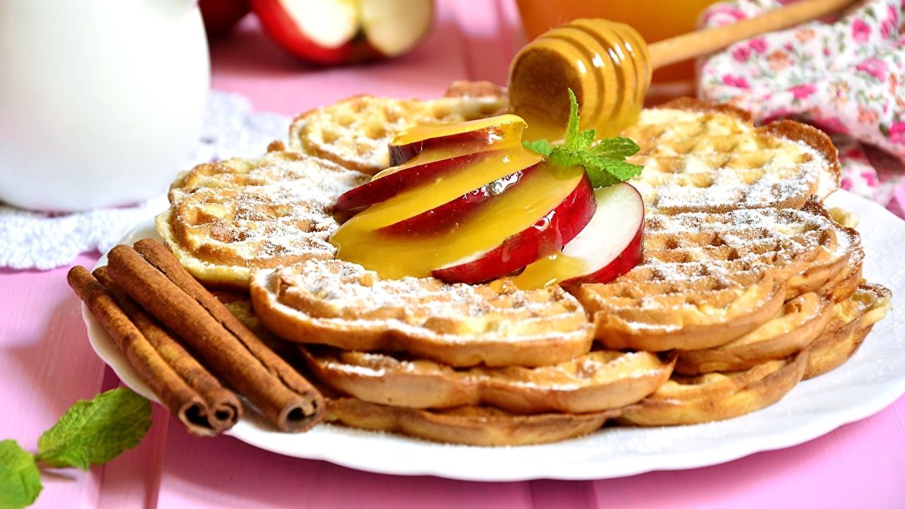 Лікарі розповіли, чому мед треба їсти з корицею