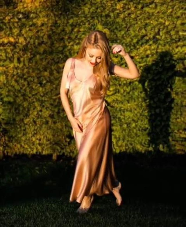 Тіна Кароль підкреслила фігуру шовковою сукнею - фото 292209