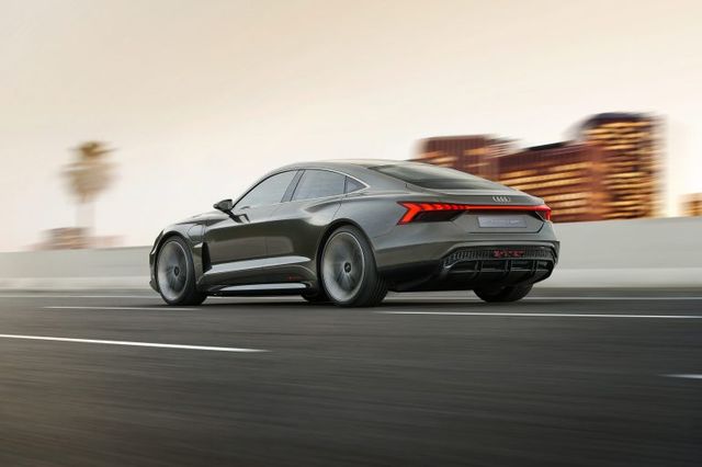 Audi представила конкурента Tesla Model S - фото 292274