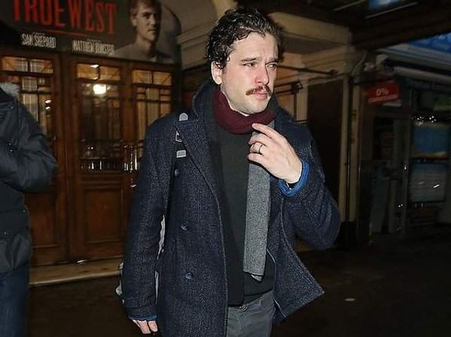 Не впізнаєте: зірка Гри престолів збрив бороду - фото 292375