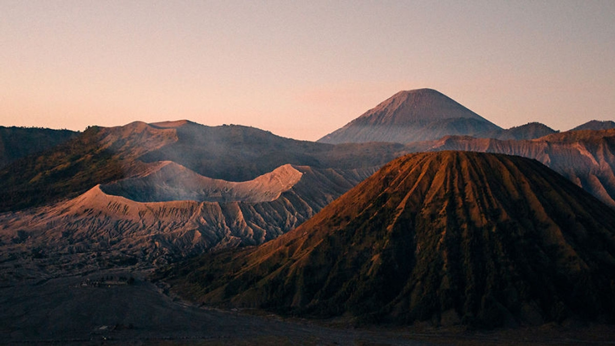 Ефектні фото вулкану в Індонезії - фото 1