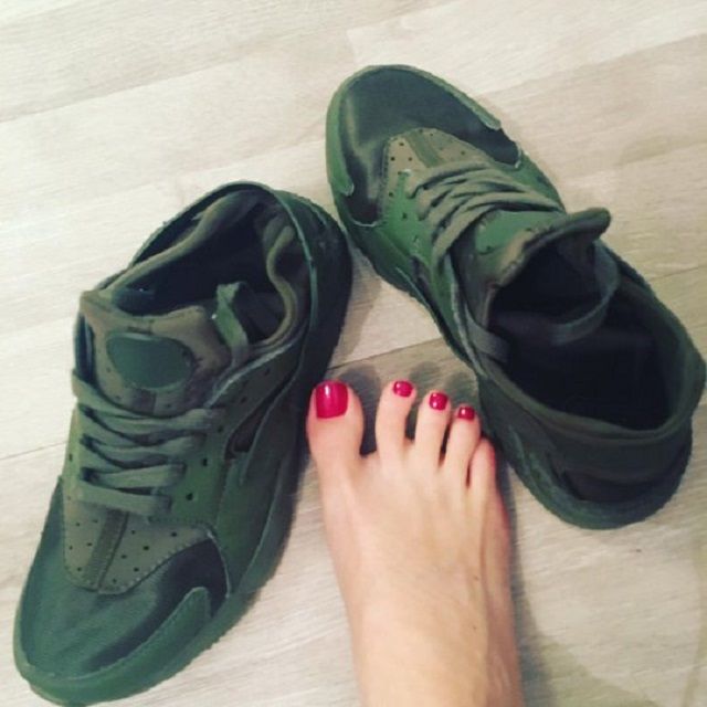 Британка заробляє мільйони на брудних шкарпетках - фото 1