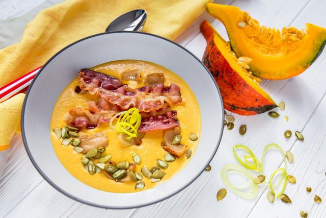 Крем-суп з гарбуза з беконом і горіхами - фото 288615