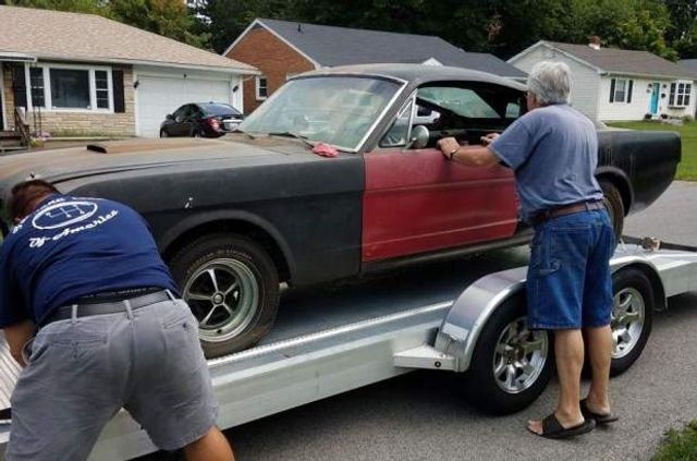 У покинутому гаражі знайшли рідкісну версію Ford Mustang- фото 287521