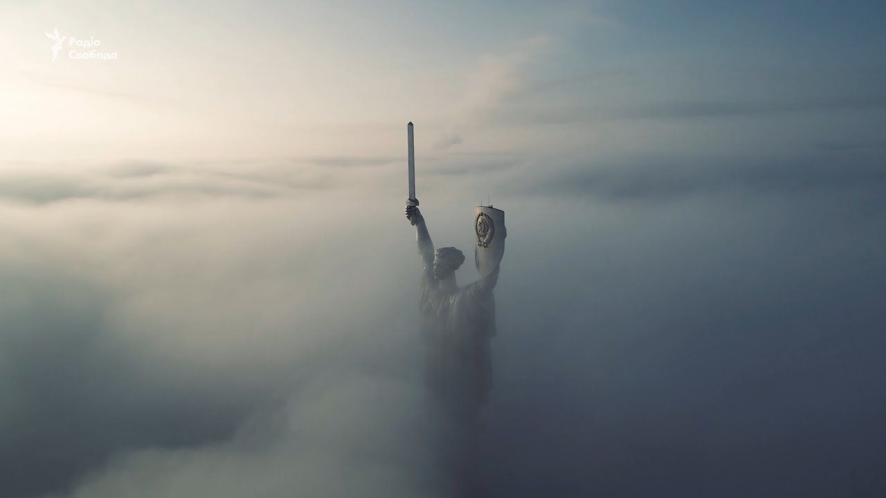 Київ у тумані: неймовірне відео з висоти пташиного польоту