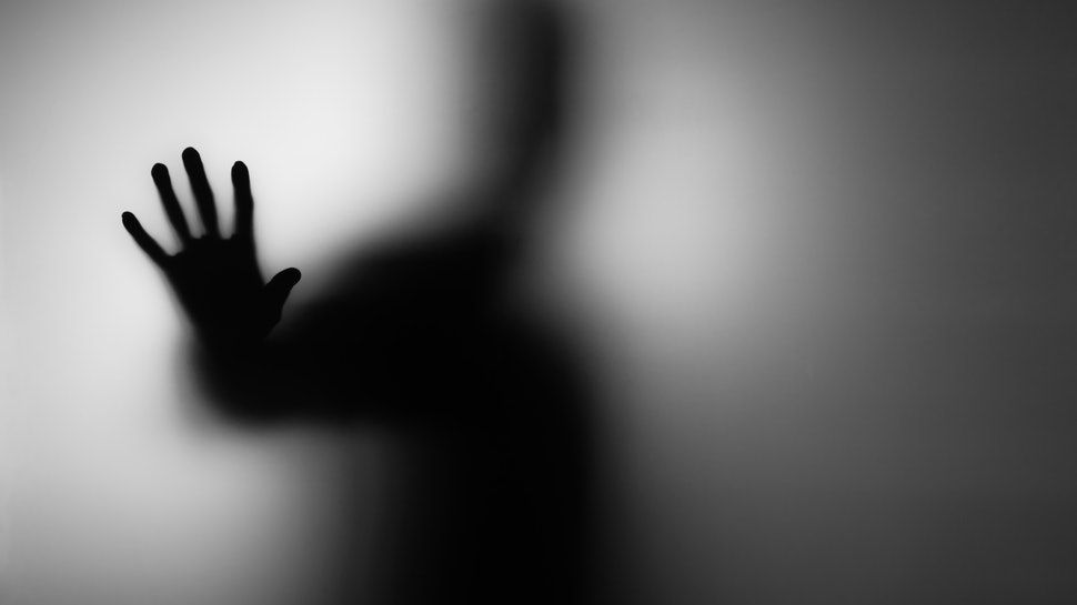 Камера зняла примару, яка бродила біля будинку і випадково зачепила дверний дзвінок - фото 1