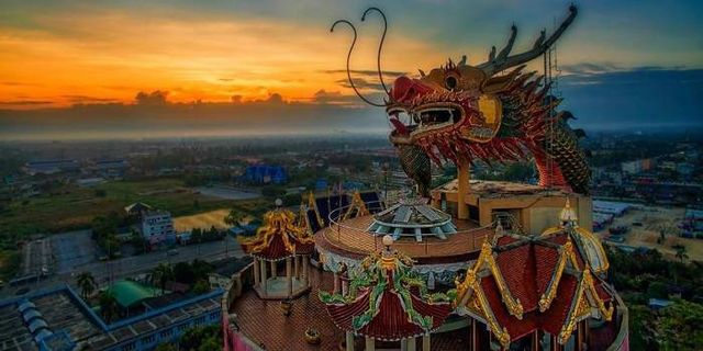 Цей незвичайний храм прикрашає величезний дракон - фото 289019