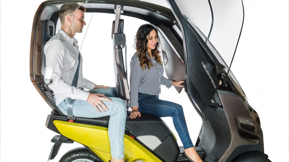 Представлено транспорт, який поєднує в собі електричний скутер і автомобіль