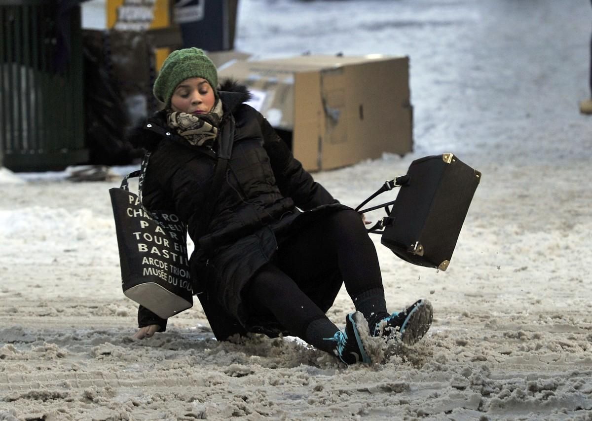 Як правильно падати під час ожеледі, щоб запобігти травмам