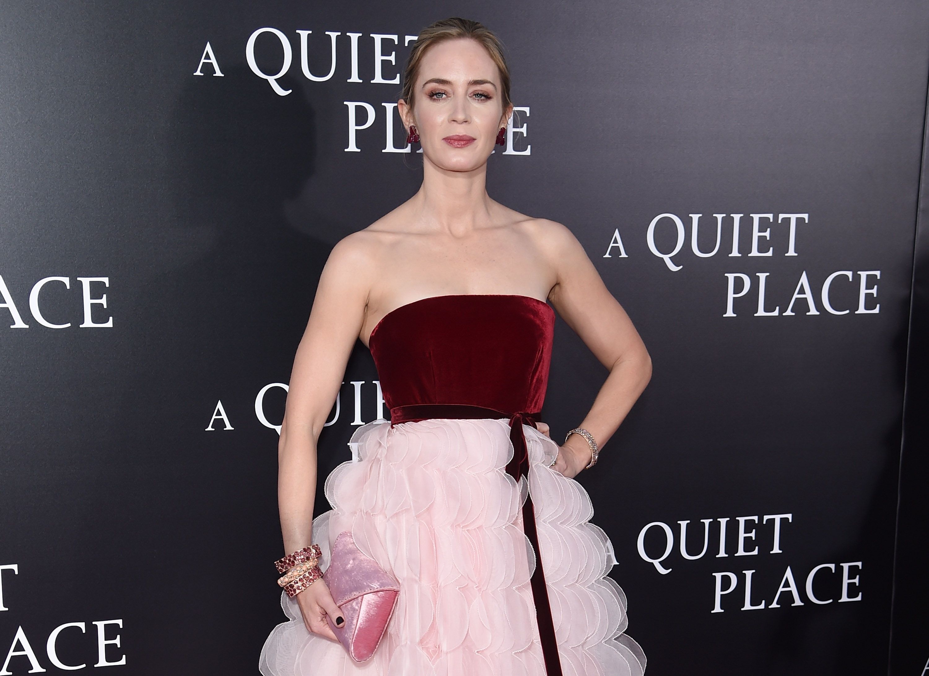 Легка та вітряна: Емілі Блант знялася для Vogue в образі Мері Поппінс