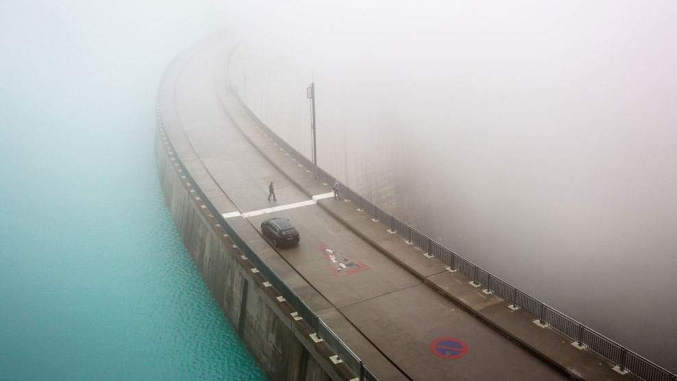 Велика гребля в альпійських горах зачарувала мережу