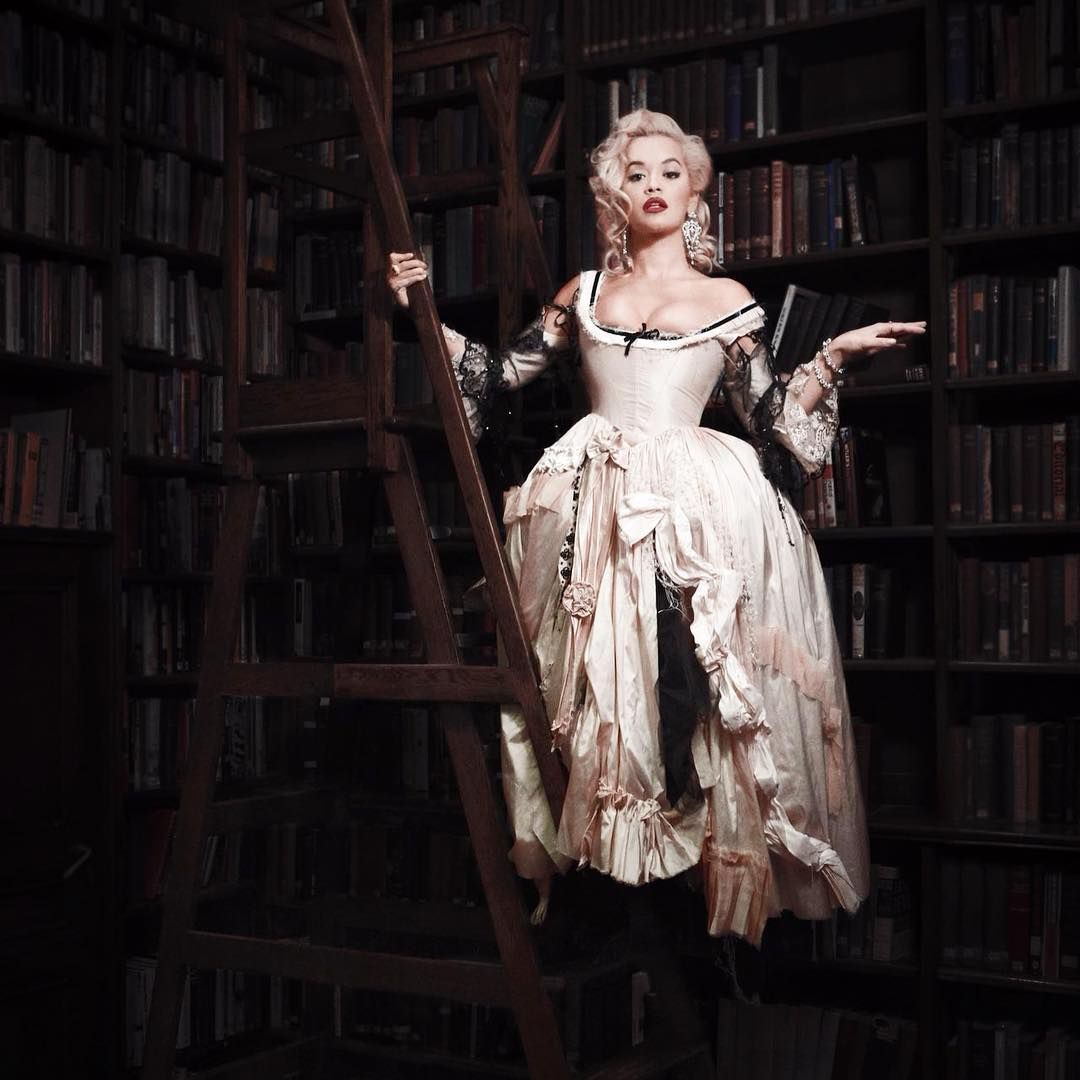 Зваблива графиня: Ріта Ора підкорила фанів новими фото