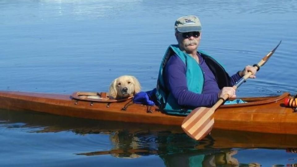 Чоловік створив байдарку спеціально для подорожей із собаками