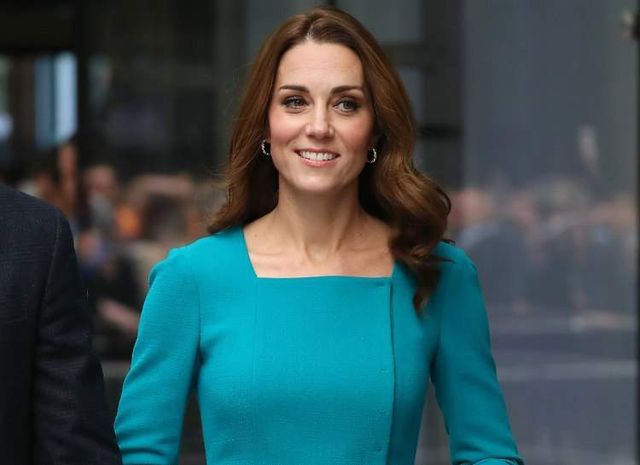 Кейт Міддлтон відвідала студію ВВС у стильній короткій сукні- фото 289413