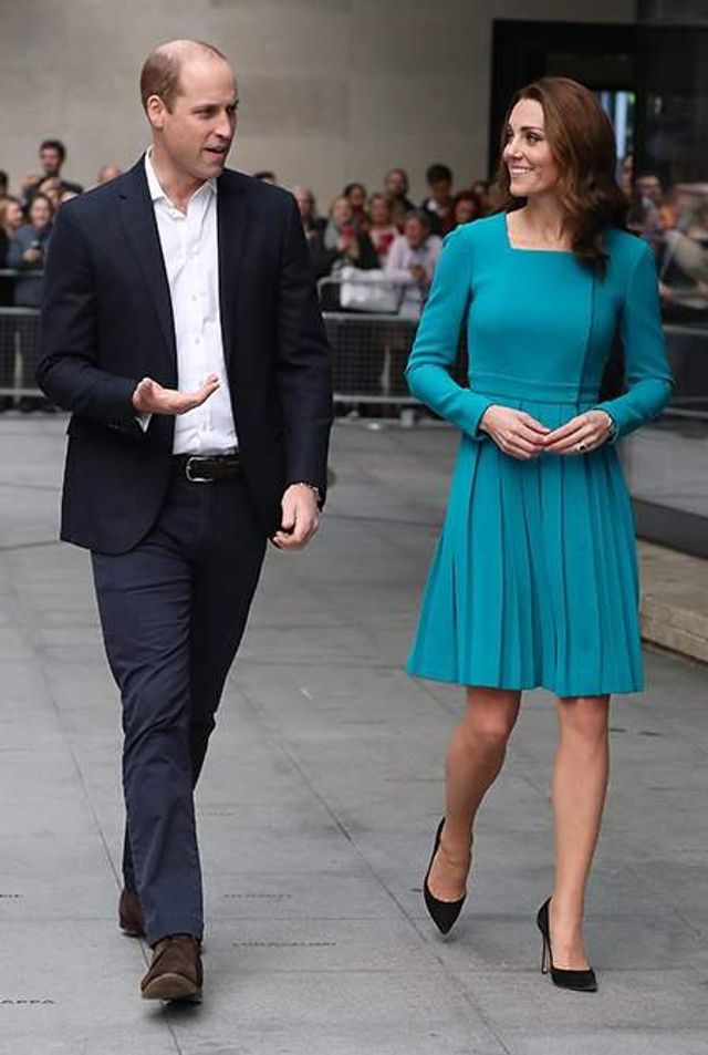 Кейт Міддлтон відвідала студію ВВС у стильній короткій сукні- фото 289412