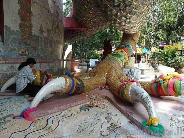 Цей незвичайний храм прикрашає величезний дракон - фото 289023