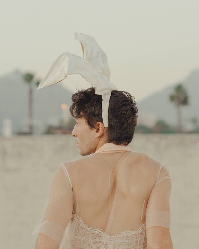 Езра Міллер знявся для PlayBoy - фото 289473