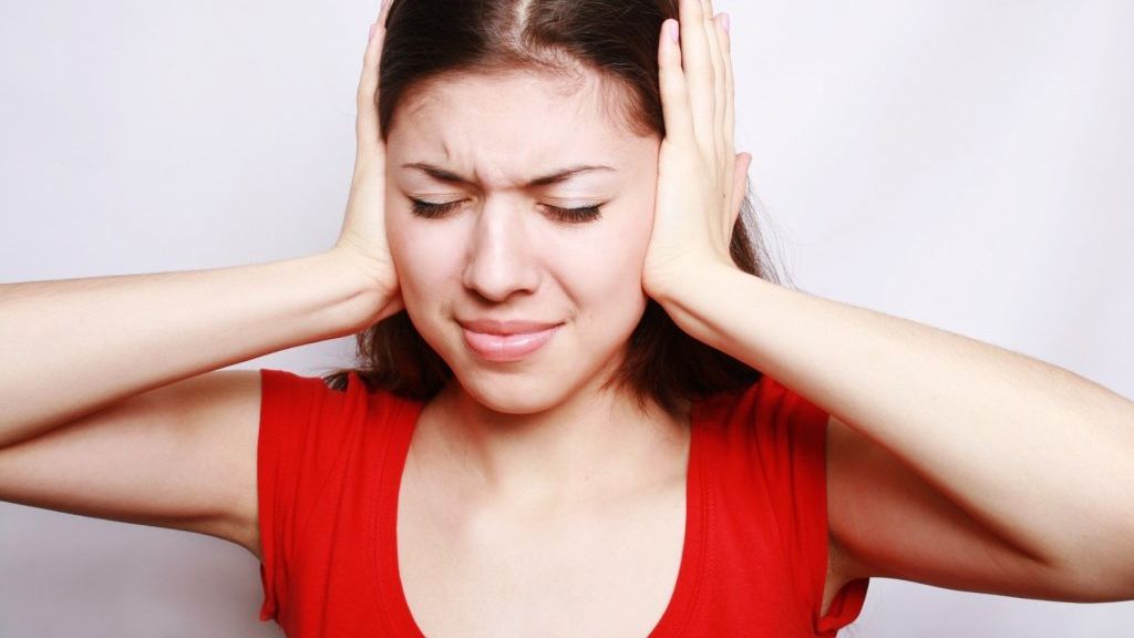 Медики назвали основні причини шуму у вухах