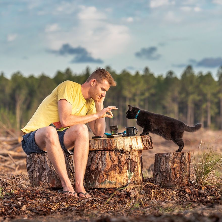 Хлопець три роки мандрує світом зі своїм котом - фото 1
