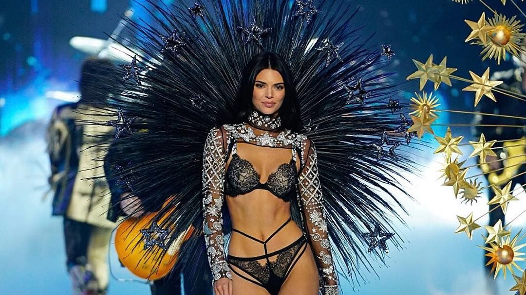 Кендалл Дженнер висміяли за ходу на шоу Victoria's Secret