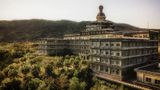 Всередині найбільшого занедбаного готелю Японії: ефектні фото