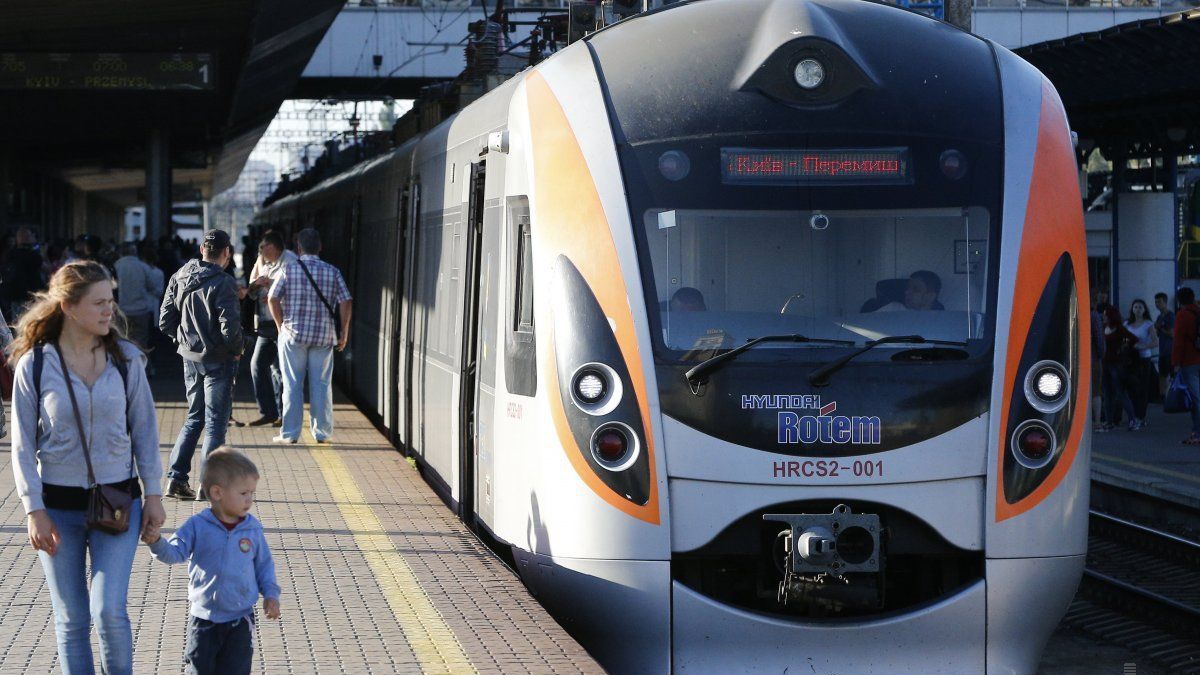 Призупинено продаж квитків на поїзди далекого прямування