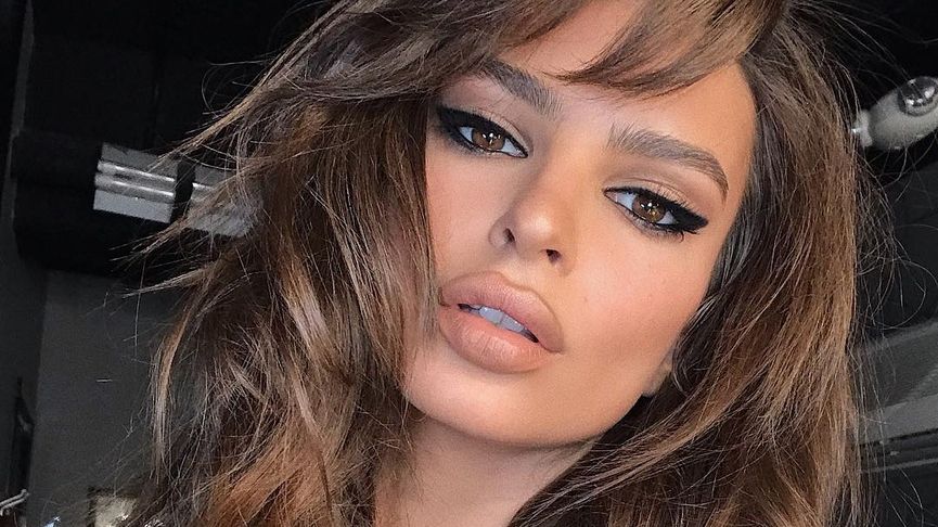 Емілі Ратажковскі роздяглася на камеру: спекотні кадри