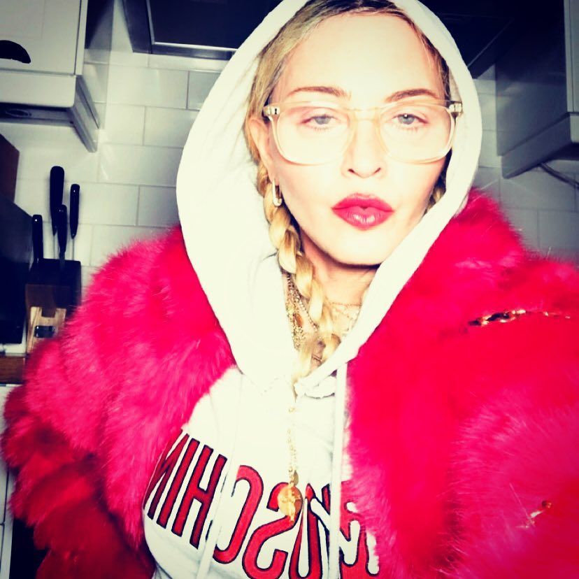 Розпусна Мадонна показала, як правильно пити спиртне