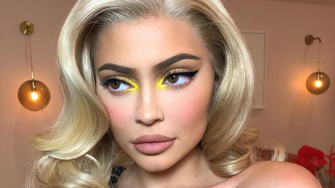 Хлопець Кайлі Дженнер "втопив" їхній будинок у квітах: відео