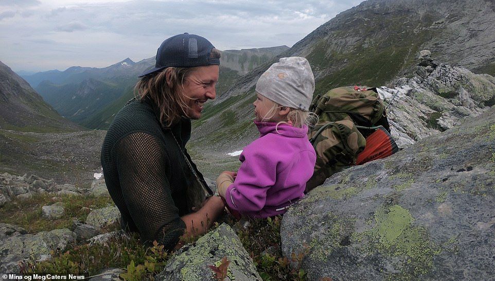 Ця 3-річна донечка підкоряє норвезькі гори разом зі своїм татусем