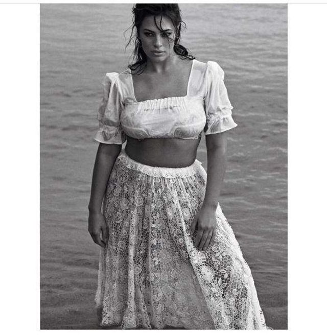 Ешлі Грем розбурхала мережу відвертою фотосесією- фото 287236