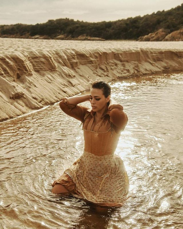 Ешлі Грем розбурхала мережу відвертою фотосесією- фото 287237