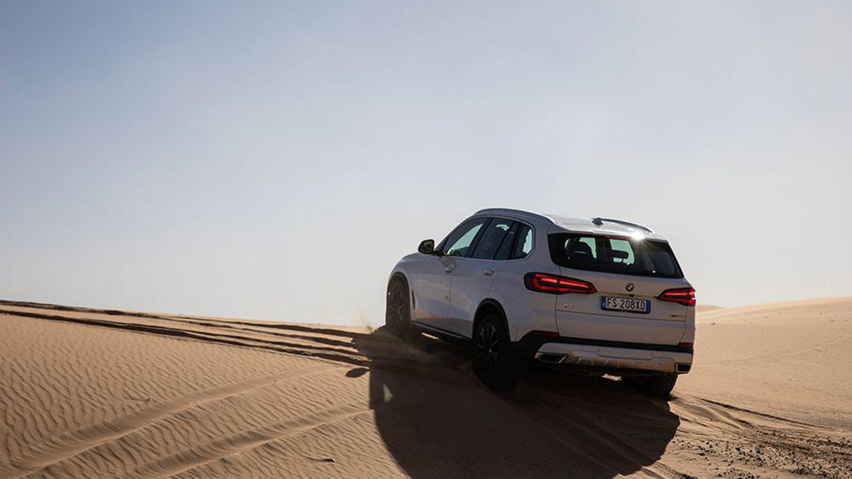 BMW X5 проїхався пустелею - фото 1