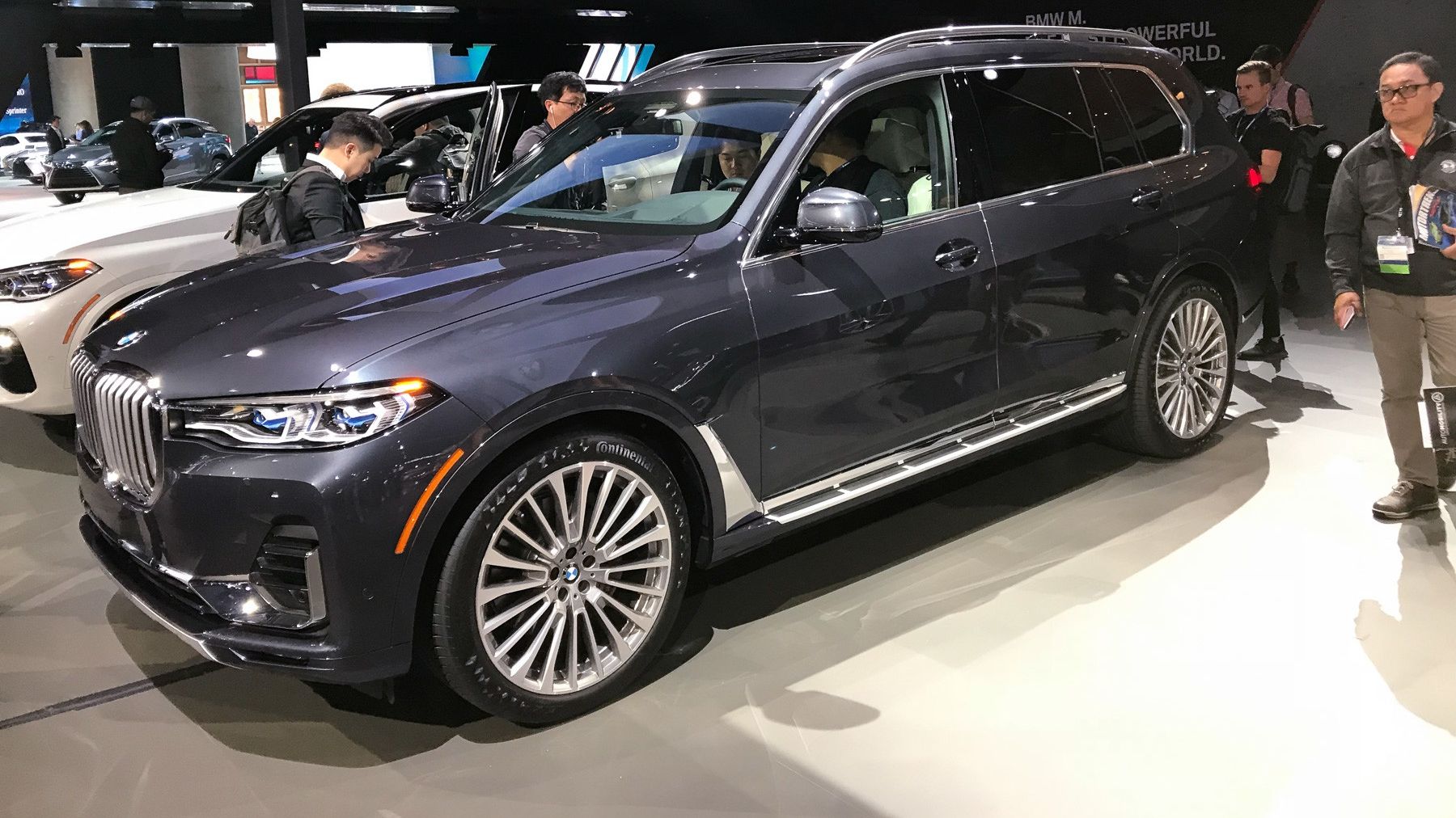 Салон з трьома рядами сидінь розрахований на 7 або 6 пасажирів - фото 1