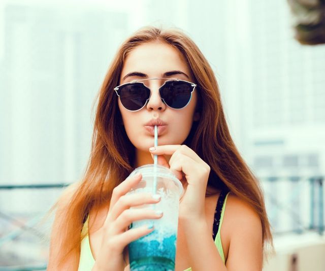 Пиття з трубочки сприяє появі зморшок - фото 292745